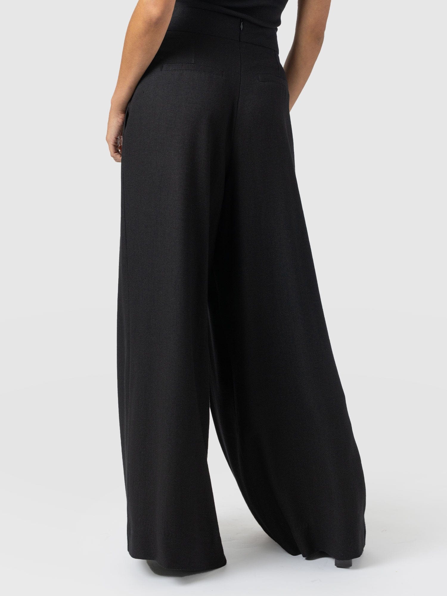 Oriya Pleated Wide Leg Pant - Black - Women's Trousers | Saint + Sofia® EU